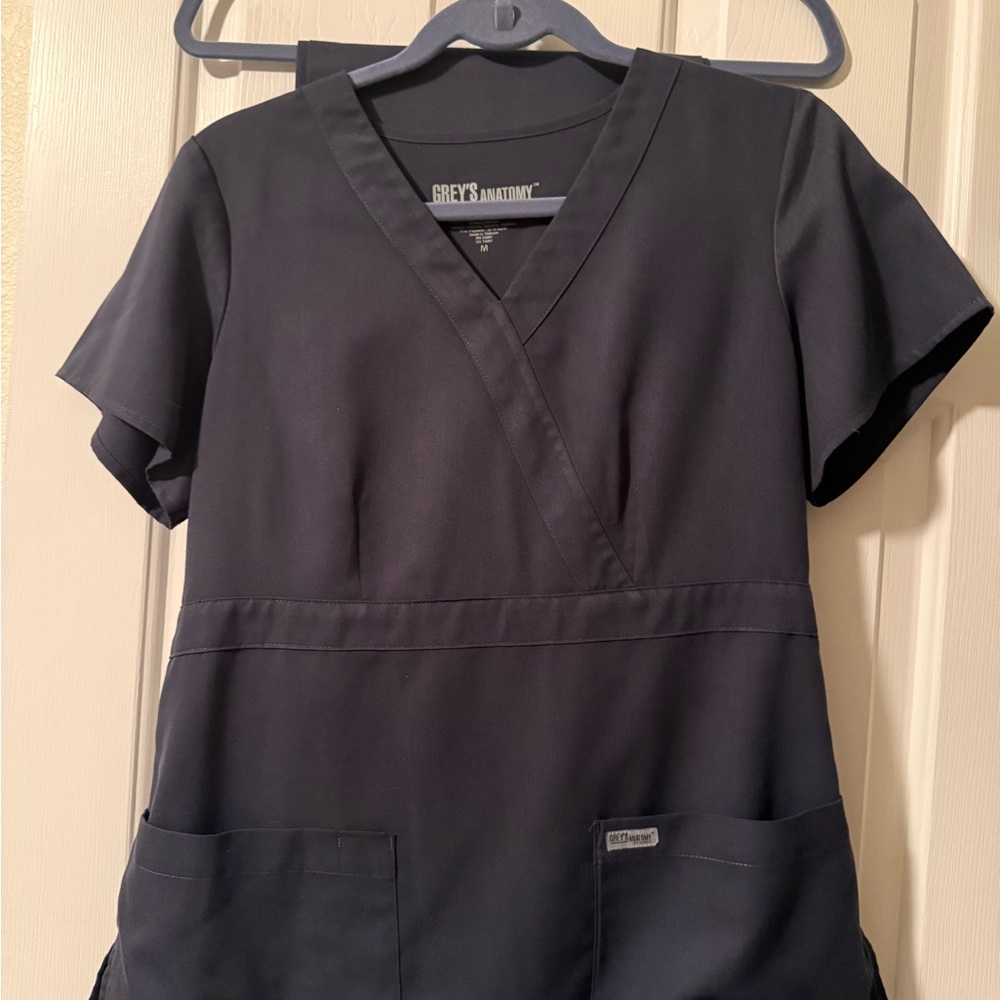 (2-piece set) Grey's Anatomy Charcoal Scrub Ensemble (top and matching pant)